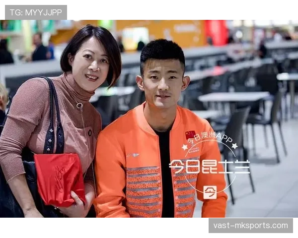 谌龙赛场冷面杀手，机场拎着贵到不真实的行李箱，普通人无力代入